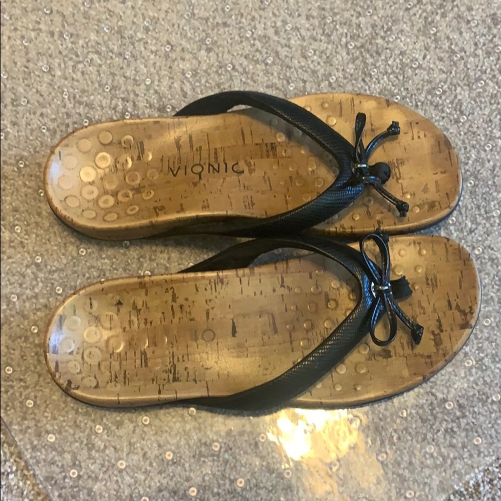 Cassie Rock Sandal - Vionic - Black Leather